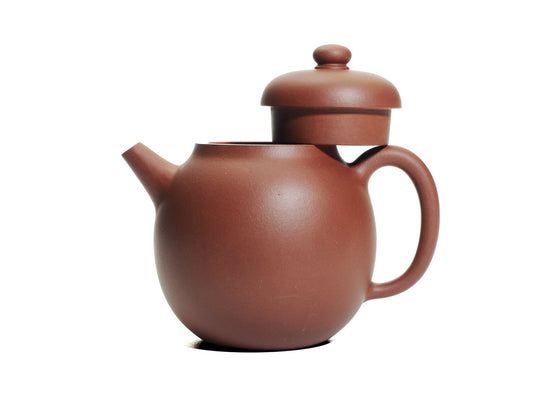 Side view of the Hong Pi Long Ming‑style Da Long Dan teapot with the lid removed and resting on the handle, highlighting the wide mouth and elegant profile.