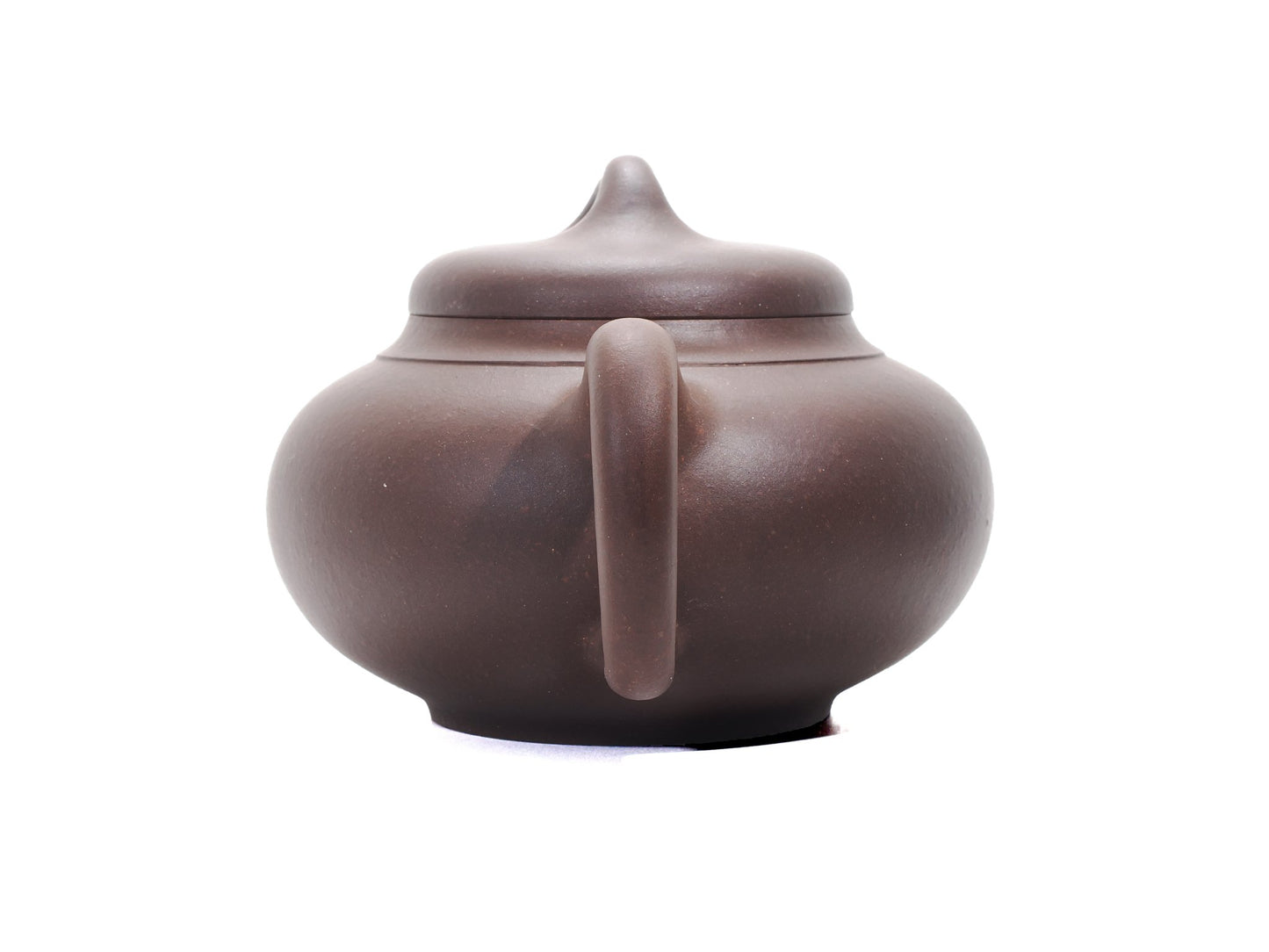 Back view of the Yun Tong Hu teapot focusing on the sturdy handle and the domed lid with a ring knob.