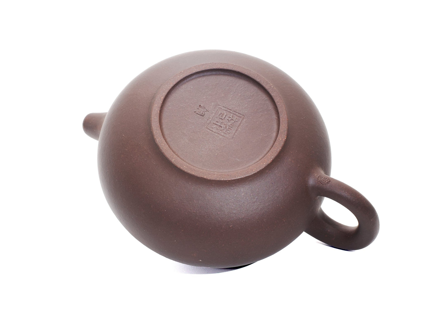 Bottom view of the Yun Tong Hu teapot displaying the potter’s seal stamped on the base and the recessed foot.