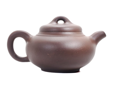 Right side view of the Yun Tong Hu teapot displaying the curved handle, rounded belly and loop‑handle lid.